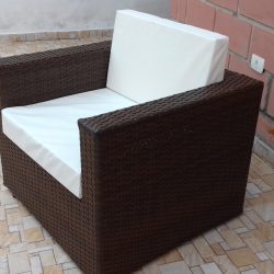 Poltrona em fibra sintética